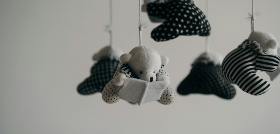 a black and white infant mobile, one of the recommendations for toys for children aged 0-3